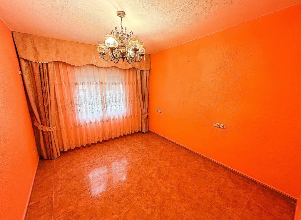 Resale - Apartment - Almansa
