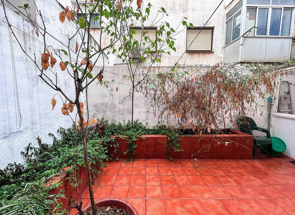 Resale - Apartment - Almansa