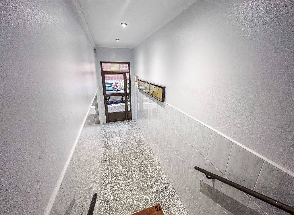 Resale - Apartment - Almansa