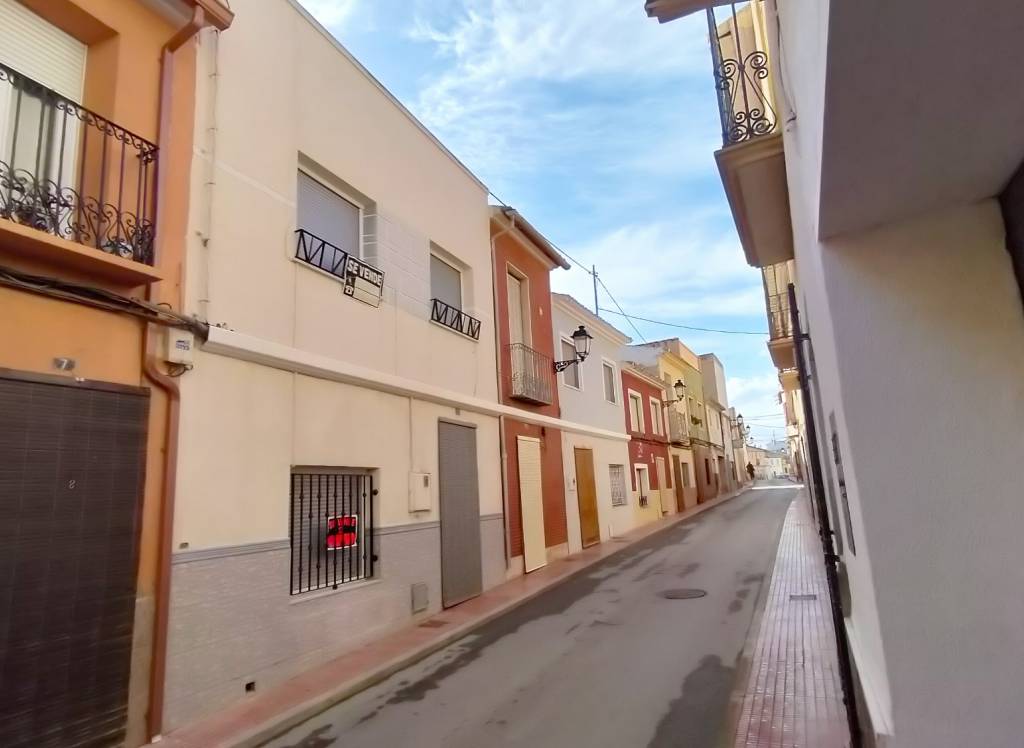 Resale - Town House - Sax - Urban location