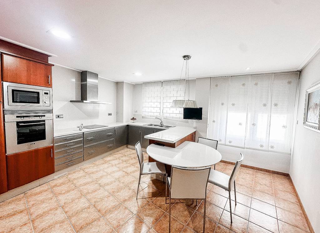 Resale - Townhouse - Almansa