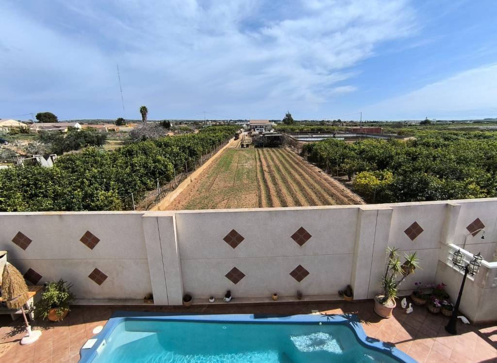 Resale - Villa - El Raso - Urban location