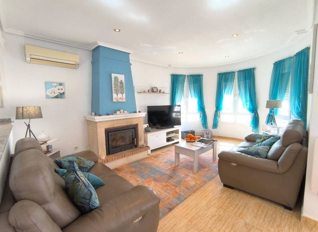 Resale - Villa - El Raso - Urban location