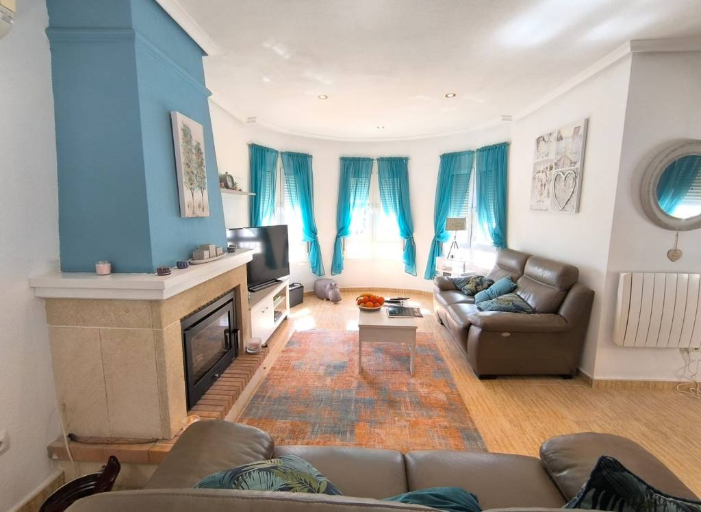 Resale - Villa - El Raso - Urban location