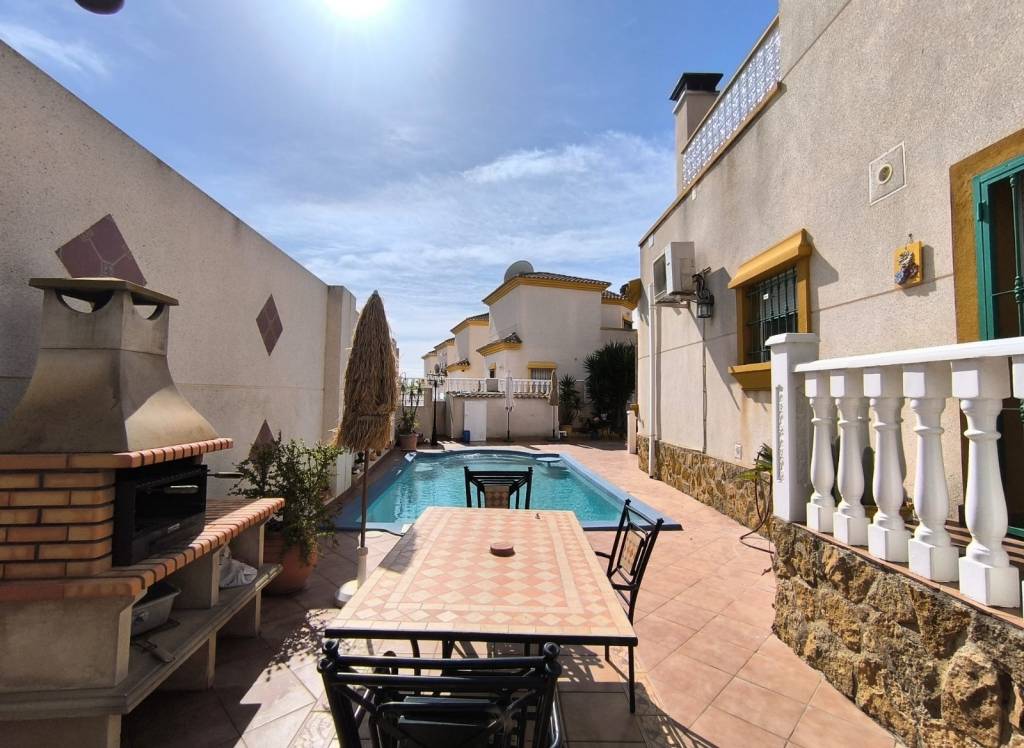 Resale - Villa - El Raso - Urban location