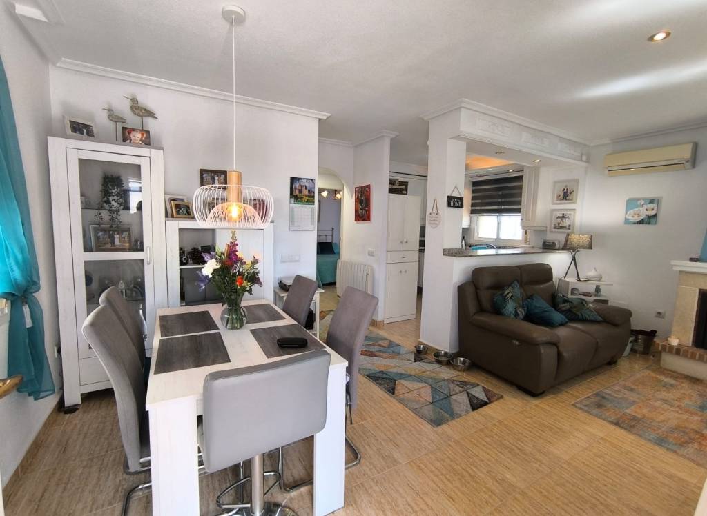 Resale - Villa - El Raso - Urban location