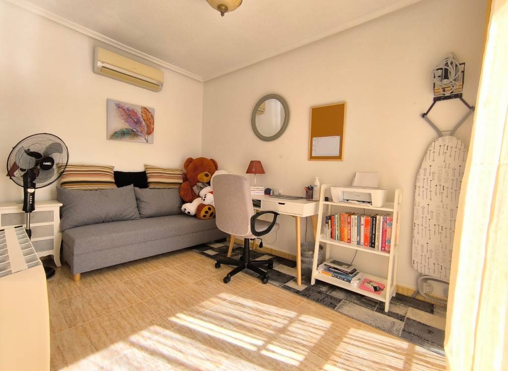 Resale - Villa - El Raso - Urban location