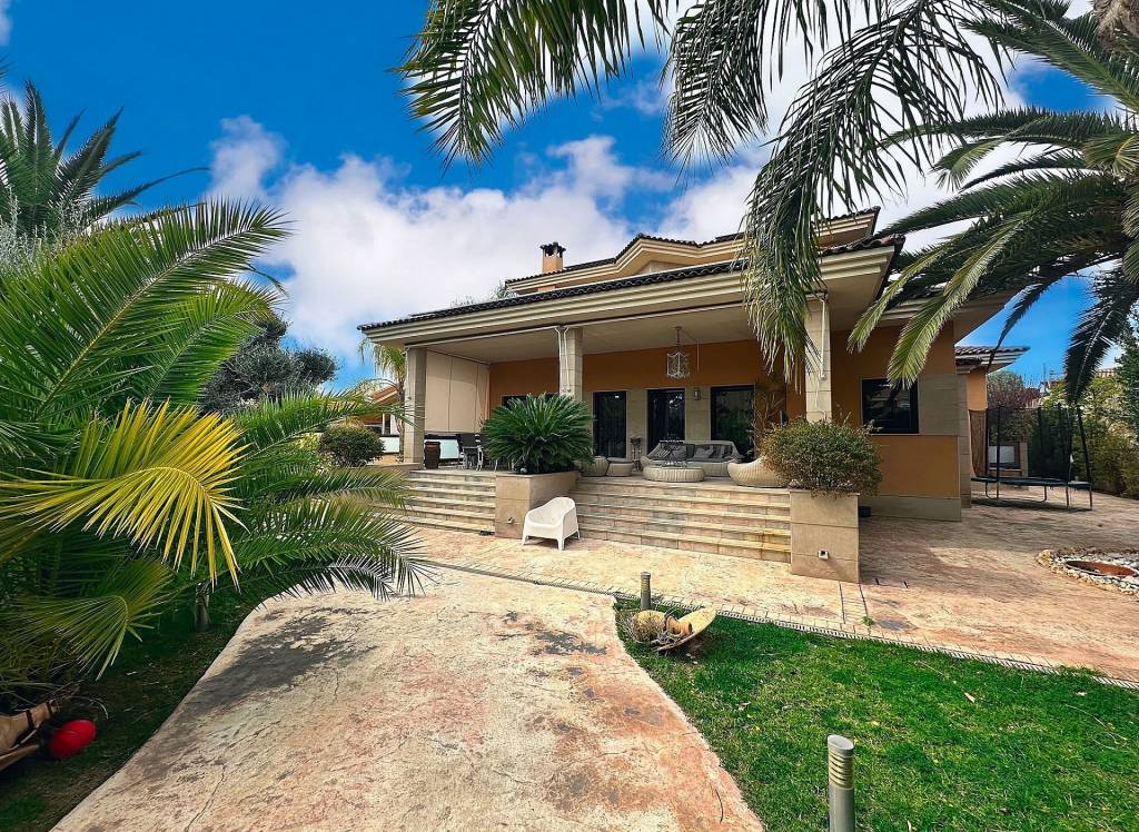 Resale - Villa - Elda