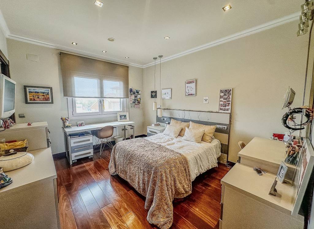 Resale - Villa - Elda