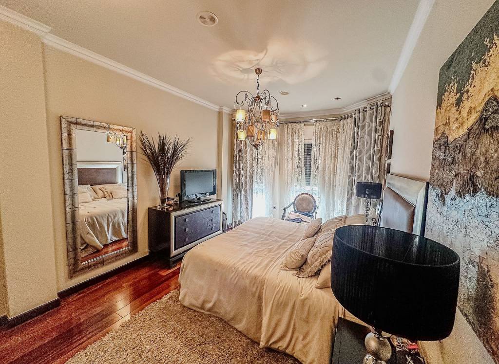 Resale - Villa - Elda