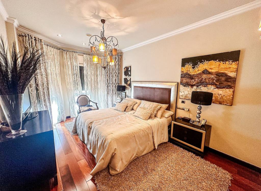 Resale - Villa - Elda