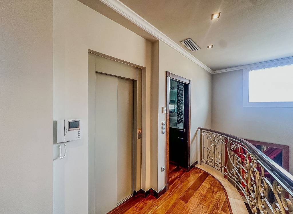 Resale - Villa - Elda