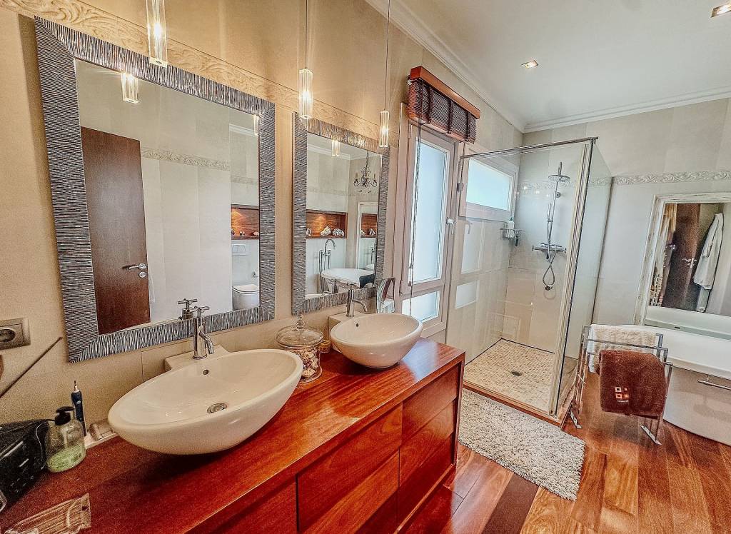 Resale - Villa - Elda