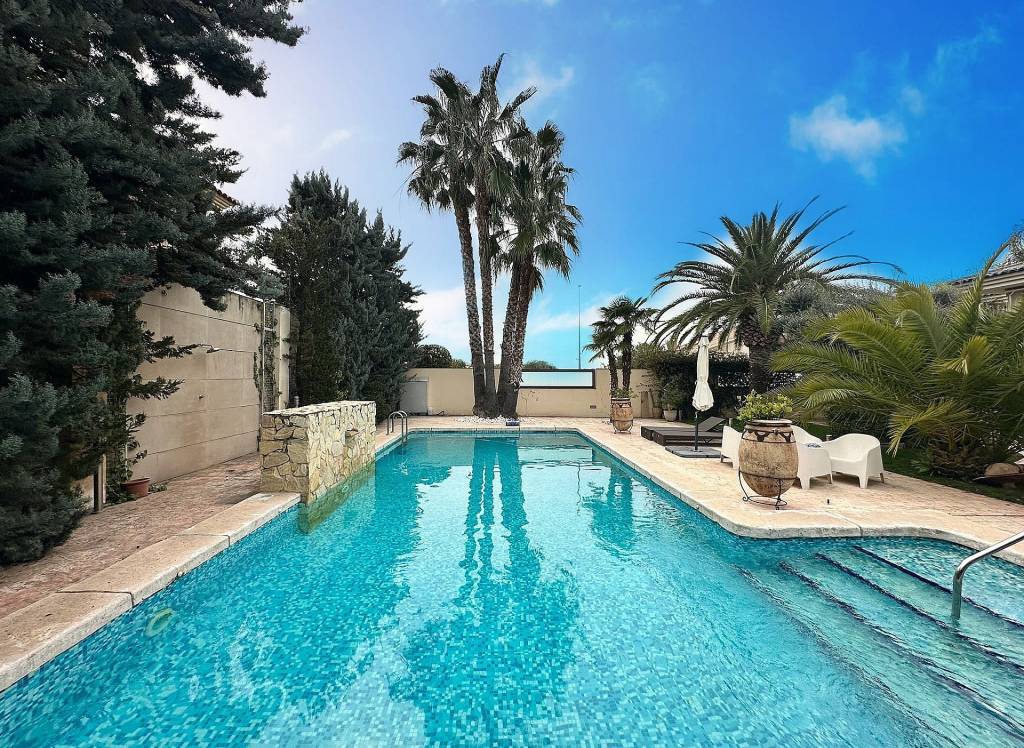 Resale - Villa - Elda