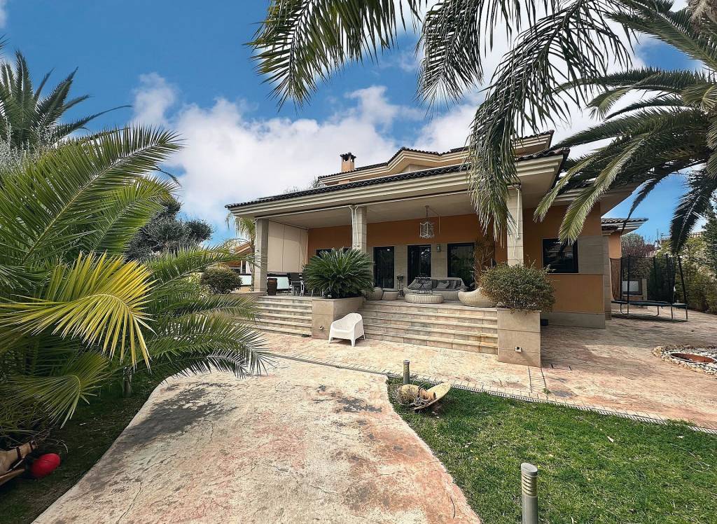 Resale - Villa - Elda