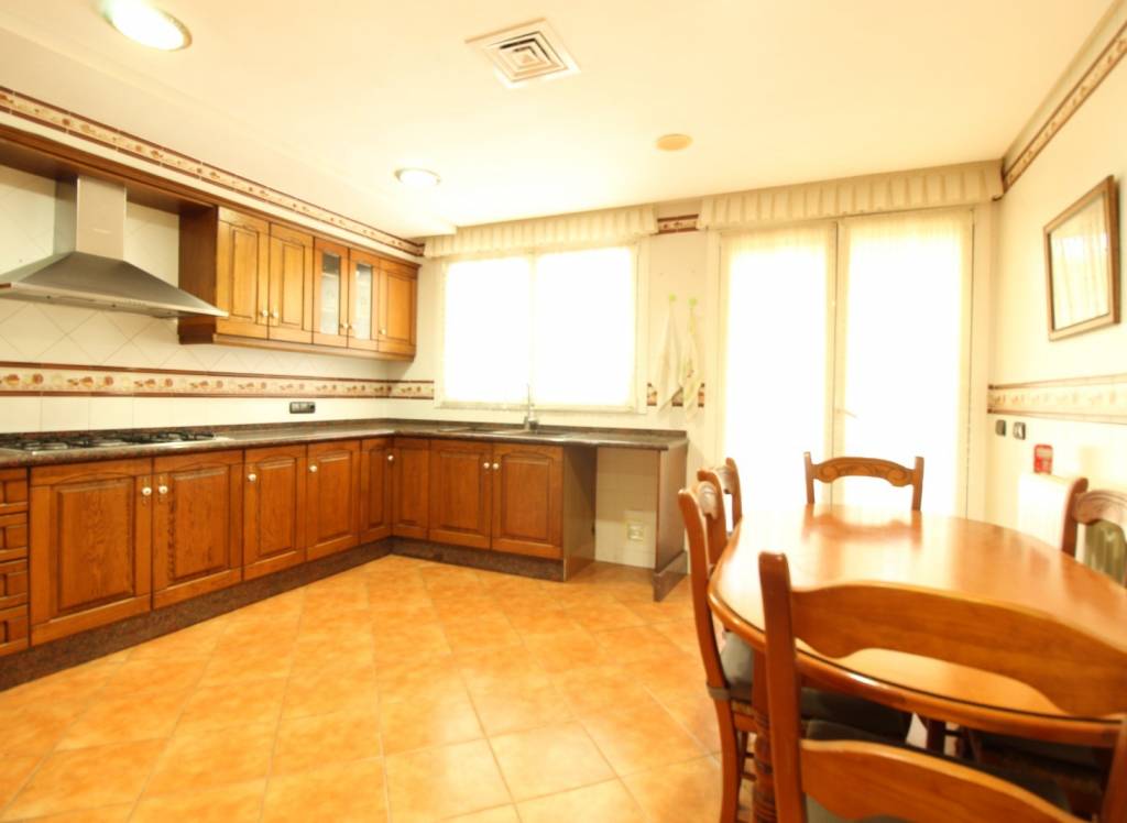 Resale - Villa - Elda