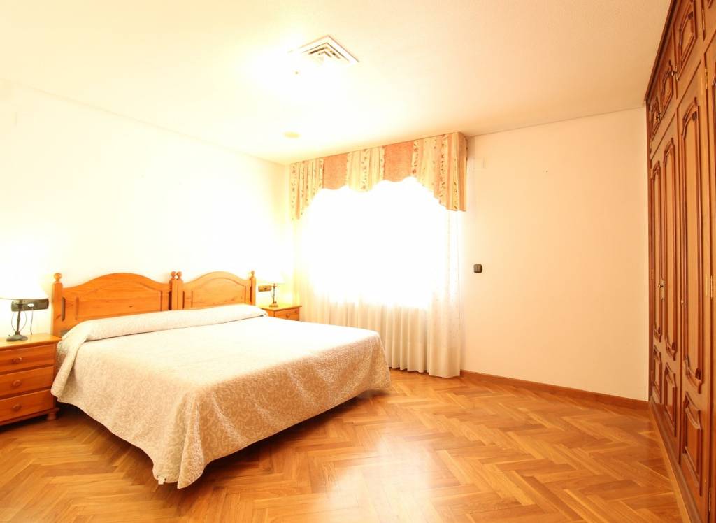 Resale - Villa - Elda