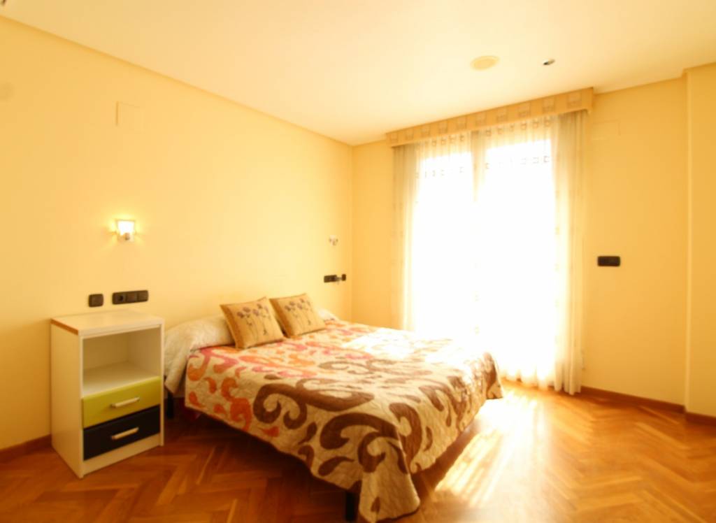 Resale - Villa - Elda