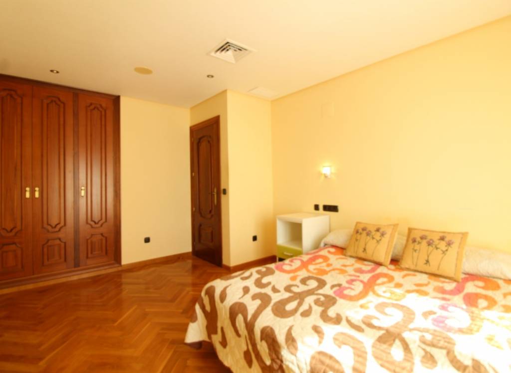 Resale - Villa - Elda