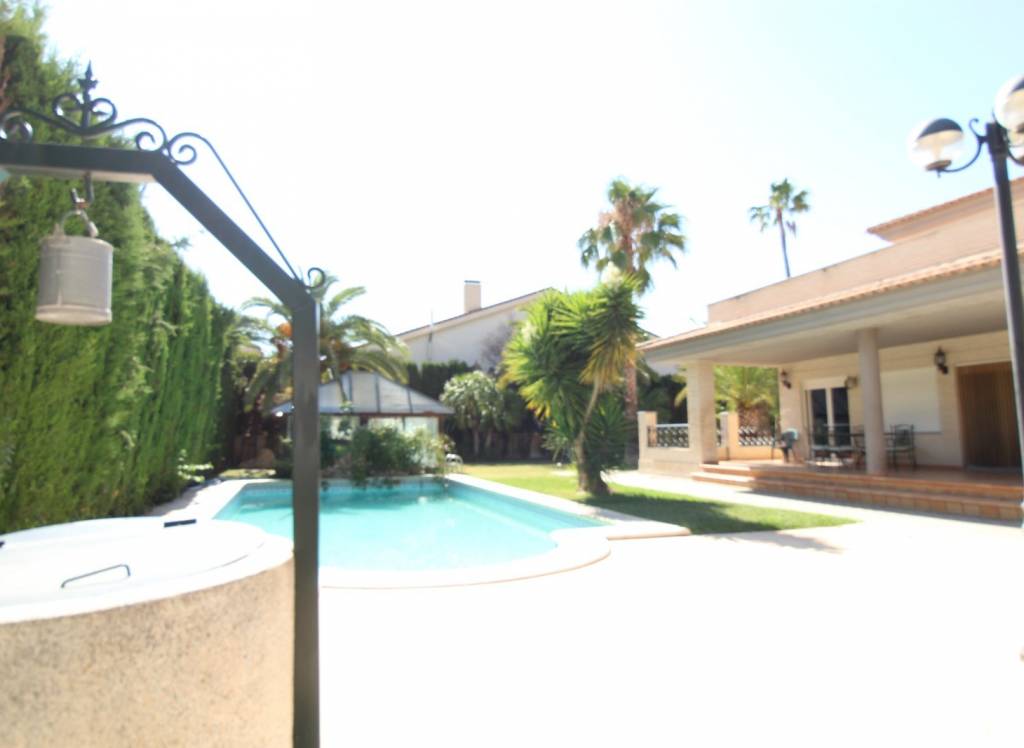 Resale - Villa - Elda