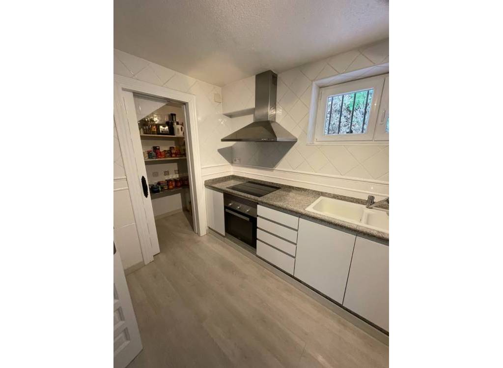 Resale - Villa - Petrer