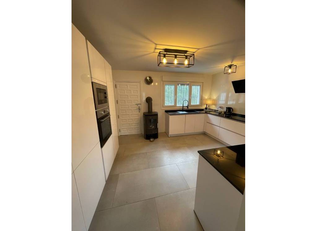 Resale - Villa - Petrer