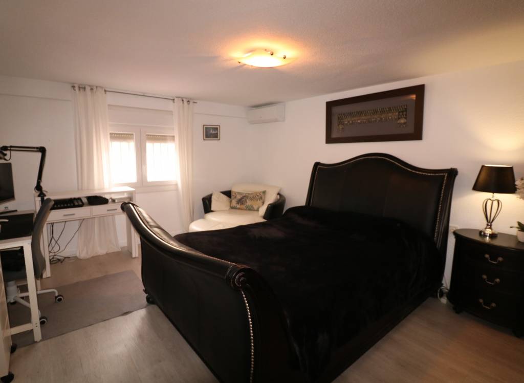 Resale - Villa - Petrer