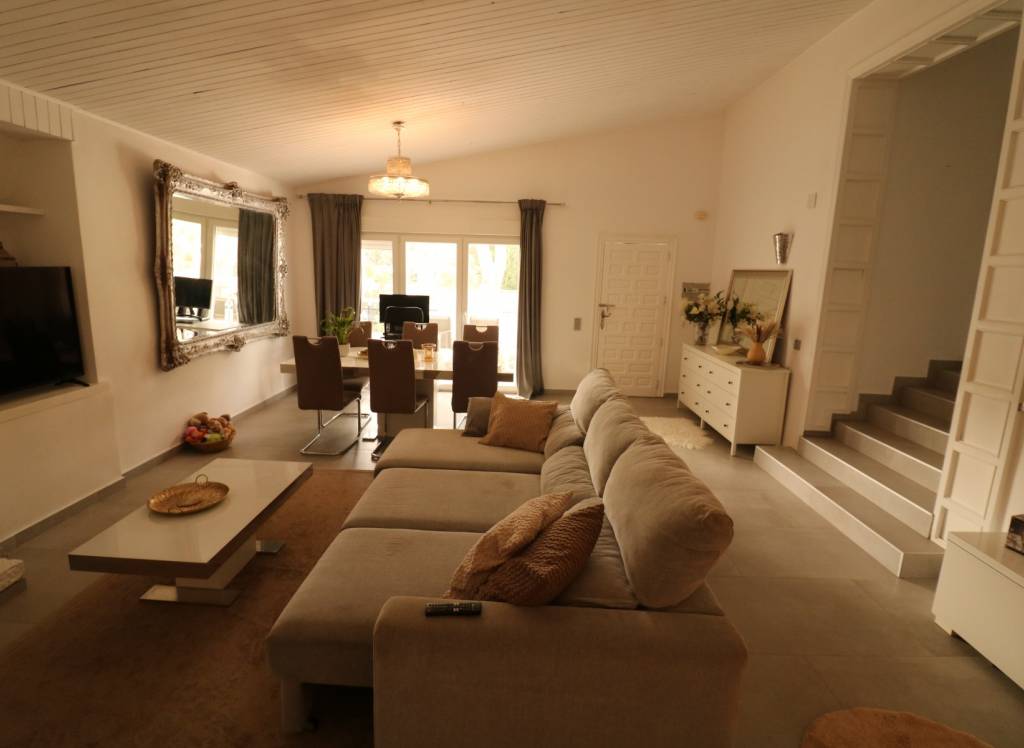 Resale - Villa - Petrer