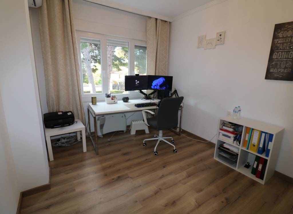 Resale - Villa - Petrer